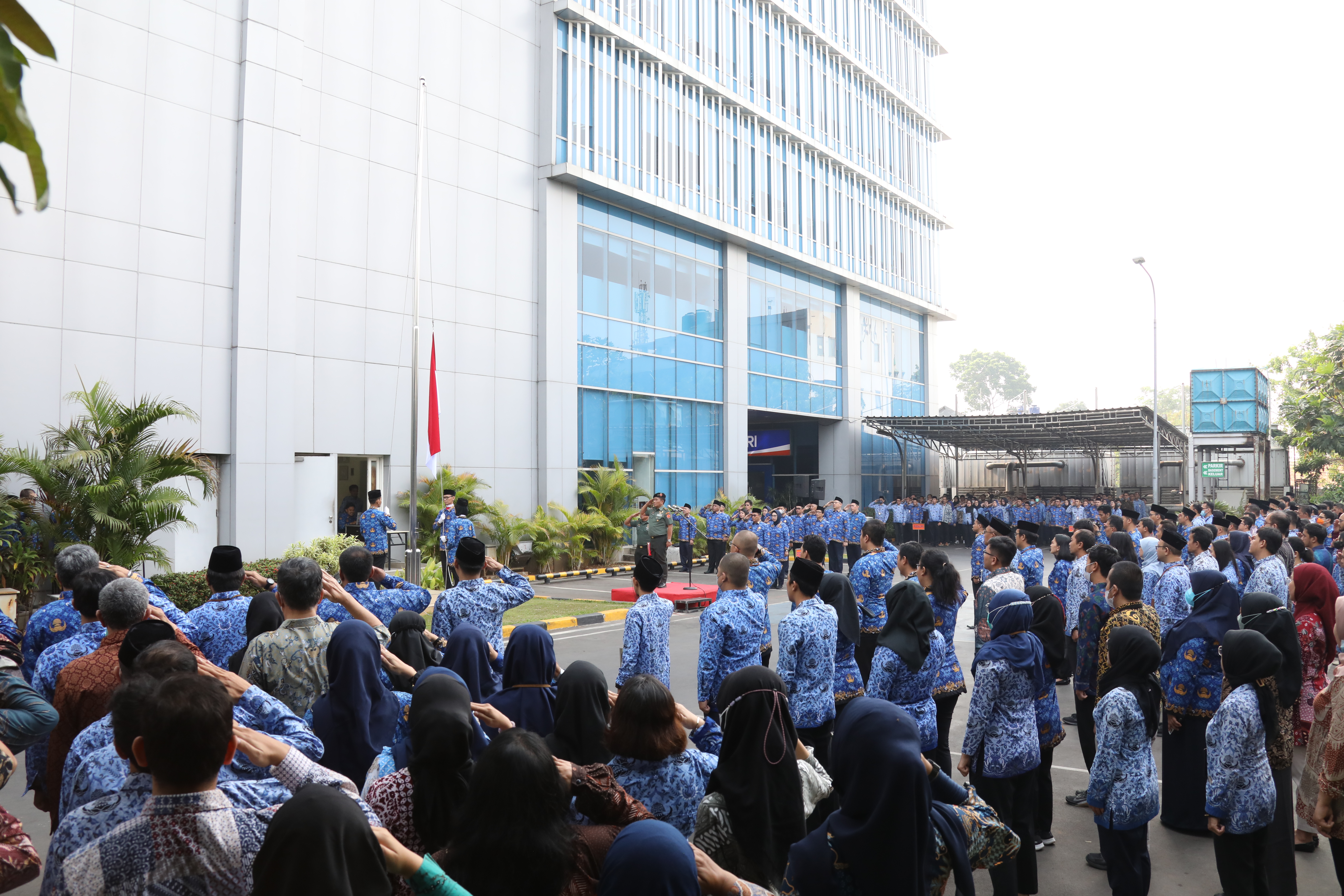 Suasana upacara memperingati Hari Kesaktian Pancasila tahun 2023 di halaman Graha BNPB, Jakarta pada Minggu (1/10) pagi